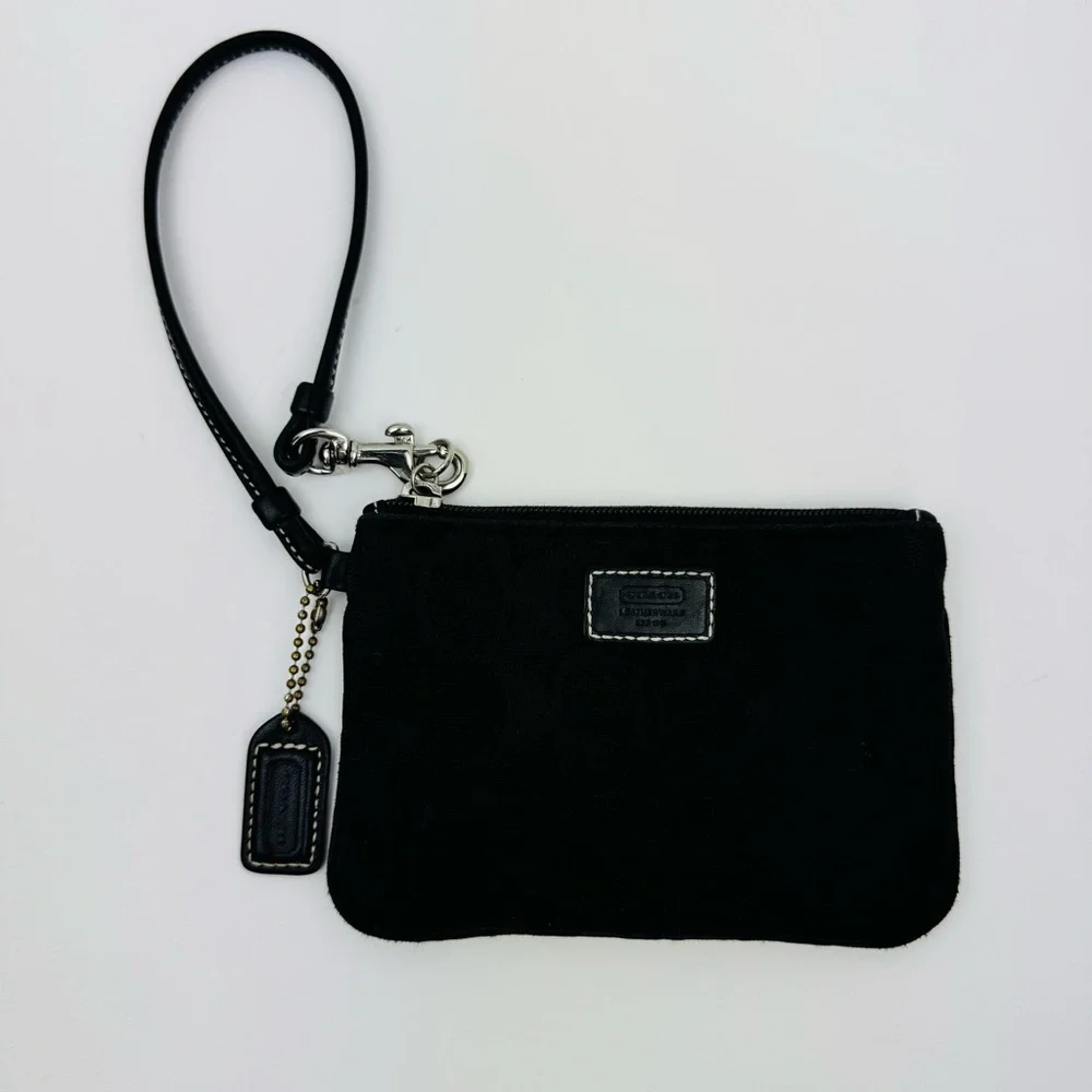 Coach Vintage Signature C Black Wristlet. Leather details. Silver hardware. Y2K